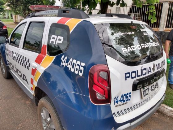 CARRO DA PM EM FRENTE A DEPOL