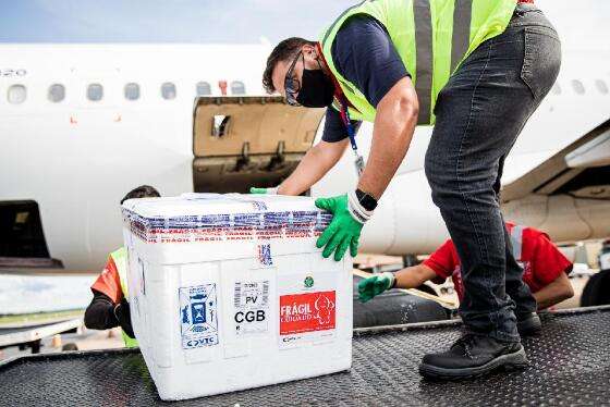 Distribuindo vacina