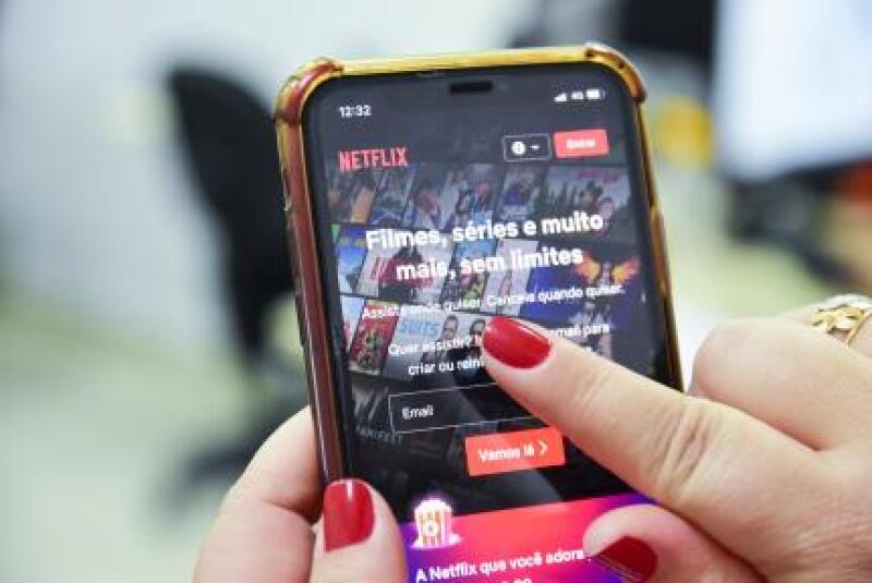 Procon-SP notifica Netflix sobre cobrança de taxa para usuário