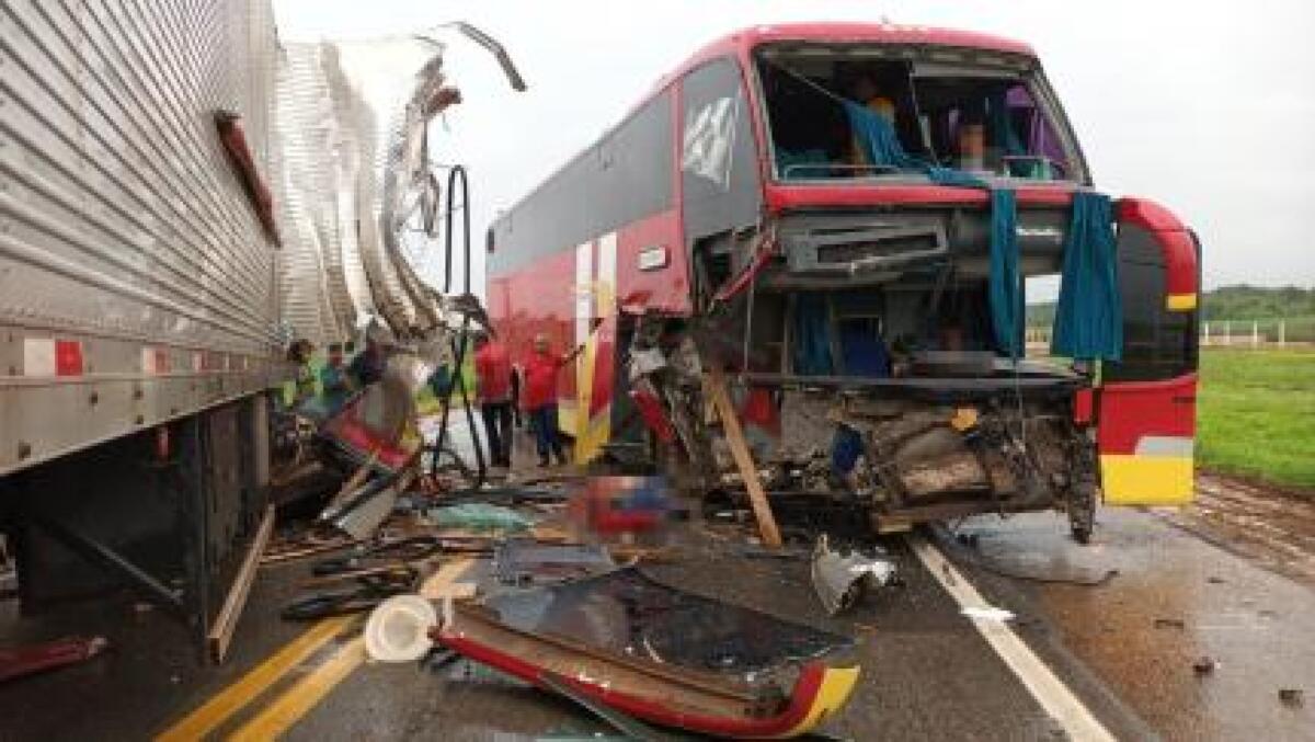 Acidente entre ônibus e carreta deixa um morto na BR-163 | SITE AGITOS MUTUM