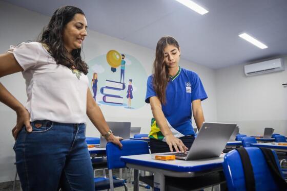 Ana Paula e a filha Ana Luiza na sala de aula equipada com Chromebooks