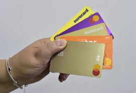 Juros do cartão de crédito rotativo avançam e chegam a 445% ao ano