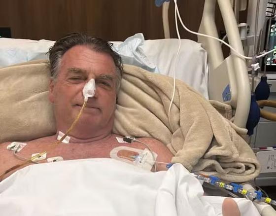 O ex-presidente Jair Bolsonaro em imagem divulgada por Michelle Bolsonaro após a cirurgia deste domingo