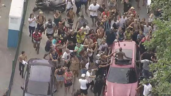 Poze comemora a saída do presídio