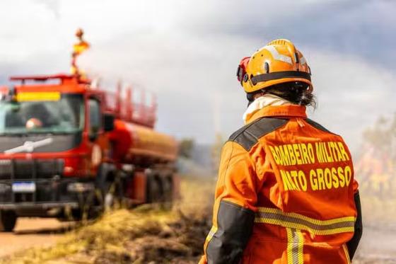 Bombeiro militar combatendo incêndio no Panatanal 