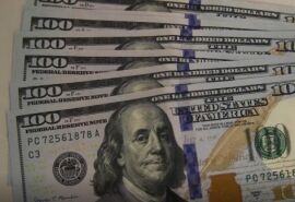 Dólar cai para R$ 5,38 e fecha no menor valor em mais de um ano
