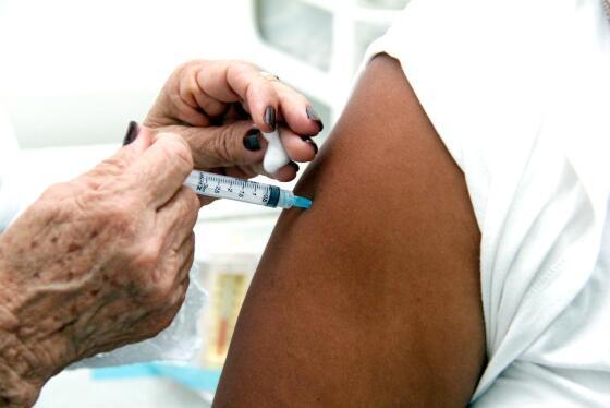 A Secretaria de Estado de Saúde (SES-MT) já distribuiu mais de 1,1 milhão de doses aos municípios, responsáveis por realizar a imunização
