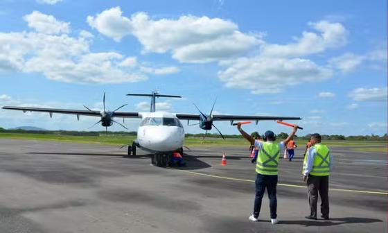 Operação de avião comercial na pista do aeroporto de Feira de Santana, na Bahia