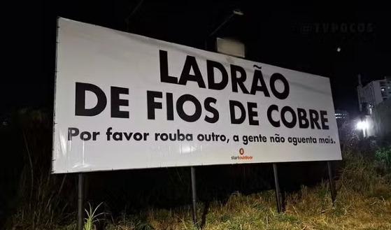 Empresa coloca recado para ladrões de fios de cobre em Poços de Caldas