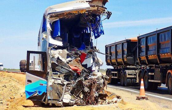 Ônibus ficou destruído após acidente.