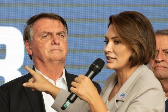 Michelle Bolsonaro e Jair Bolsonaro em imagem do dia 6 de maio de 2023