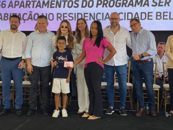 Jaquilene e seu filho serão moradores do Residencial Cidade Bela em Nova Mutum