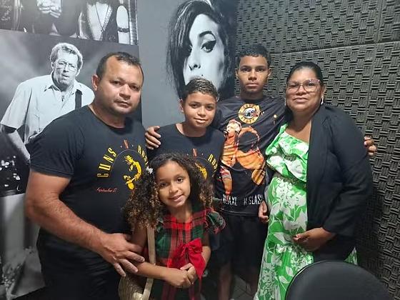 Família homenageia astros do rock no nome das crianças em Cuiabá
