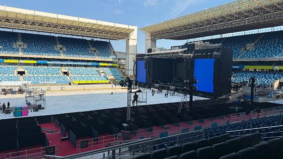 Palco sendo montado no estádio